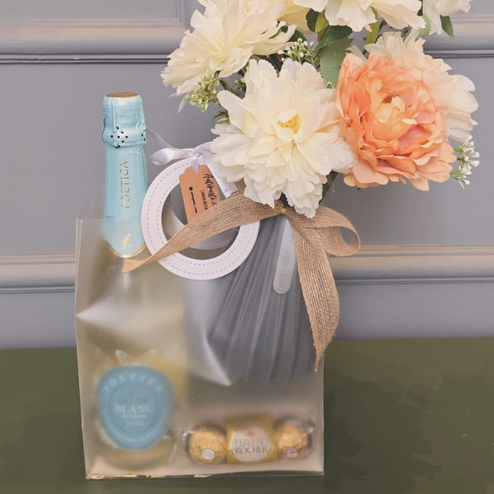 Cesta Elegante em Bolsa com Espumante e Buquê Grande
