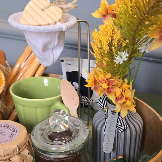 Cesta Café da Manhã - Bolo, Café e Flores