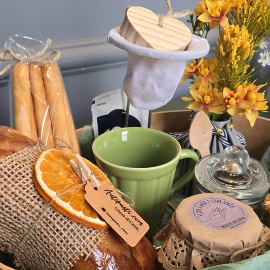 Cesta Café da Manhã - Bolo, Café e Flores