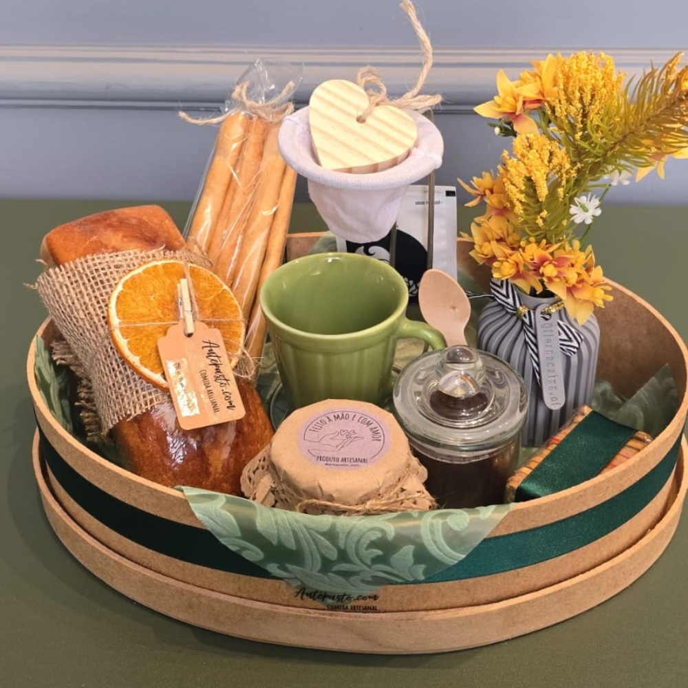 Cesta Café da Manhã - Bolo, Café e Flores